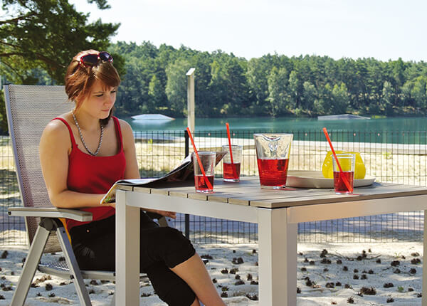 Urlauberin auf der Terrasse vom Strandbungalow