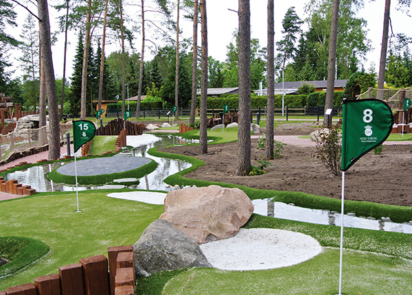 Adventure Golfplatz im Kiefernwald mit Wassergräben und anderen Hindernissen