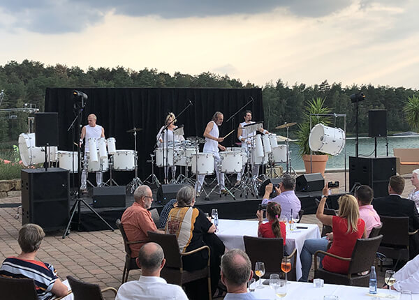 Bühne und Showact auf der Strandterrasse am Bernsteinsee