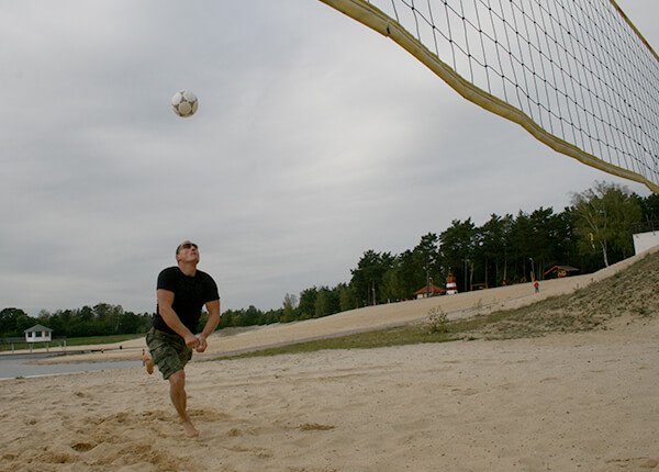 Beachvolleyballnetz an der Strandpromenade