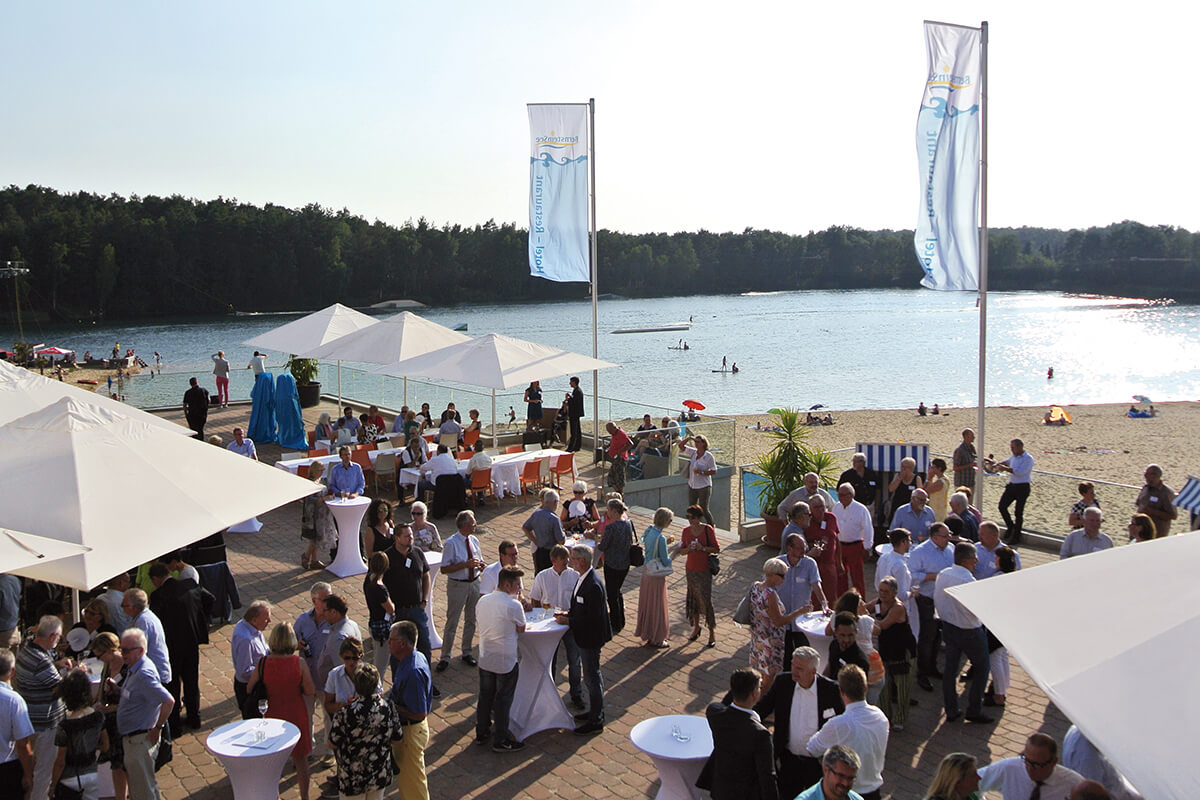 Business-Event auf der Strandterrasse mit über hundert Gästen