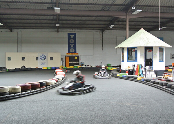 Große Indoor Kartbahn