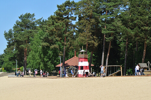 Spielplatz-mit-Leuchturm Spielplatz am Sandstrand