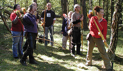 Gruppe Bogenschützen im Wald