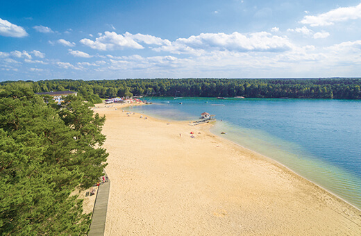 Luftaufnahme von Strand und See