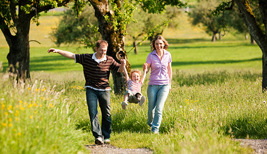 Familie beim Spaziergang durch die Heide