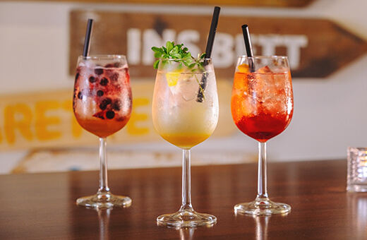 Drei Cocktails mit Früchten und Kräutern