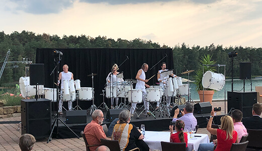 Bühnenshow auf der Strandterrasse