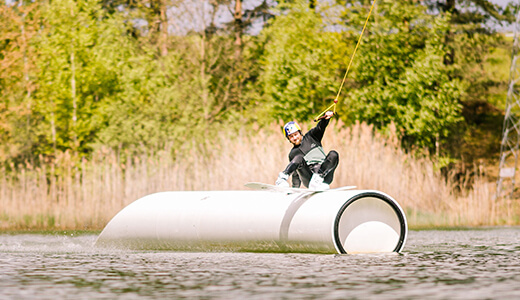 Wakeboarder slidet über Obstacle