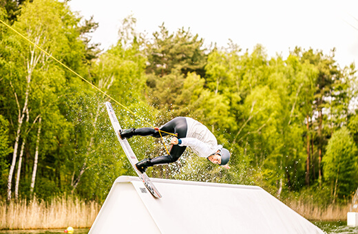Wakeboarding Nebengebäude des Bernsteinsee Hotel
