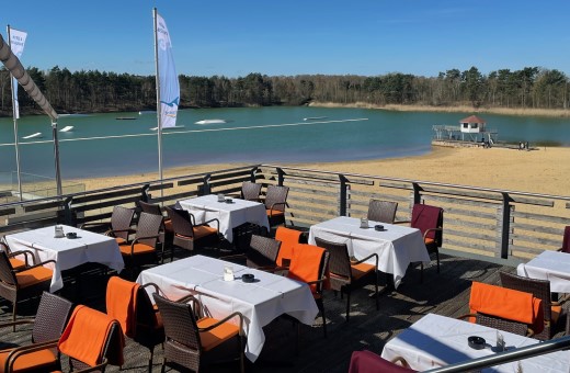 Strandlounge Restaurant mit Zugang zur Strandterrasse