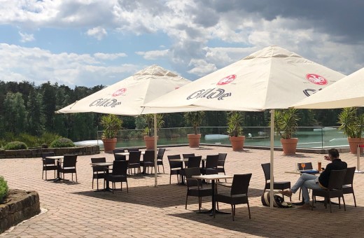 Strandlounge Restaurant mit Zugang zur Strandterrasse