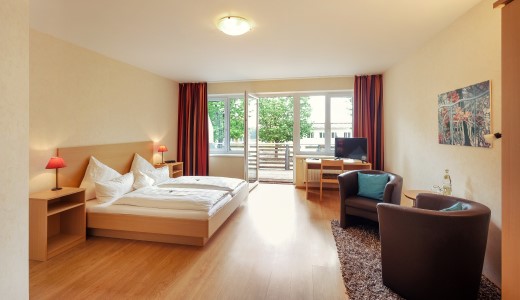 zimmermitbalkon Hotelzimmer mit Doppelbett im Komfort Hotel