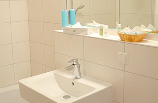 Bad_Standard Nebengebäude des Bernsteinsee Hotel
