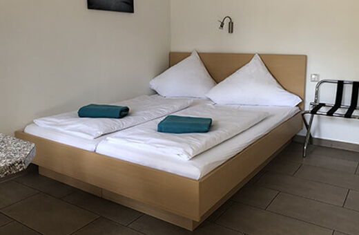 Hotelzimmer mit Doppelbett im Komfort Hotel