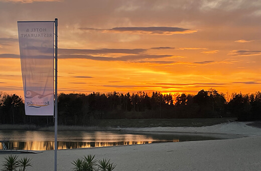 Sonnenuntergang Lächelnde Empfangsmitarbeiterin an der Rezeption